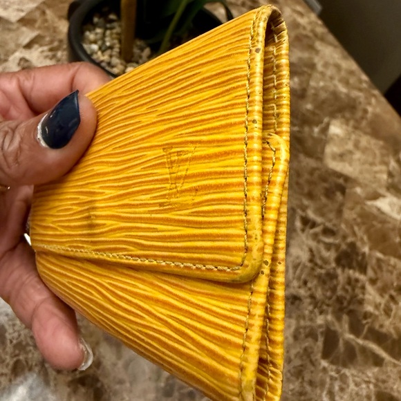 ⭐️⭐️Louis Vuitton Yellow Epi Leather 6-Ring Key-holder Wallet - Picture 7 of 15